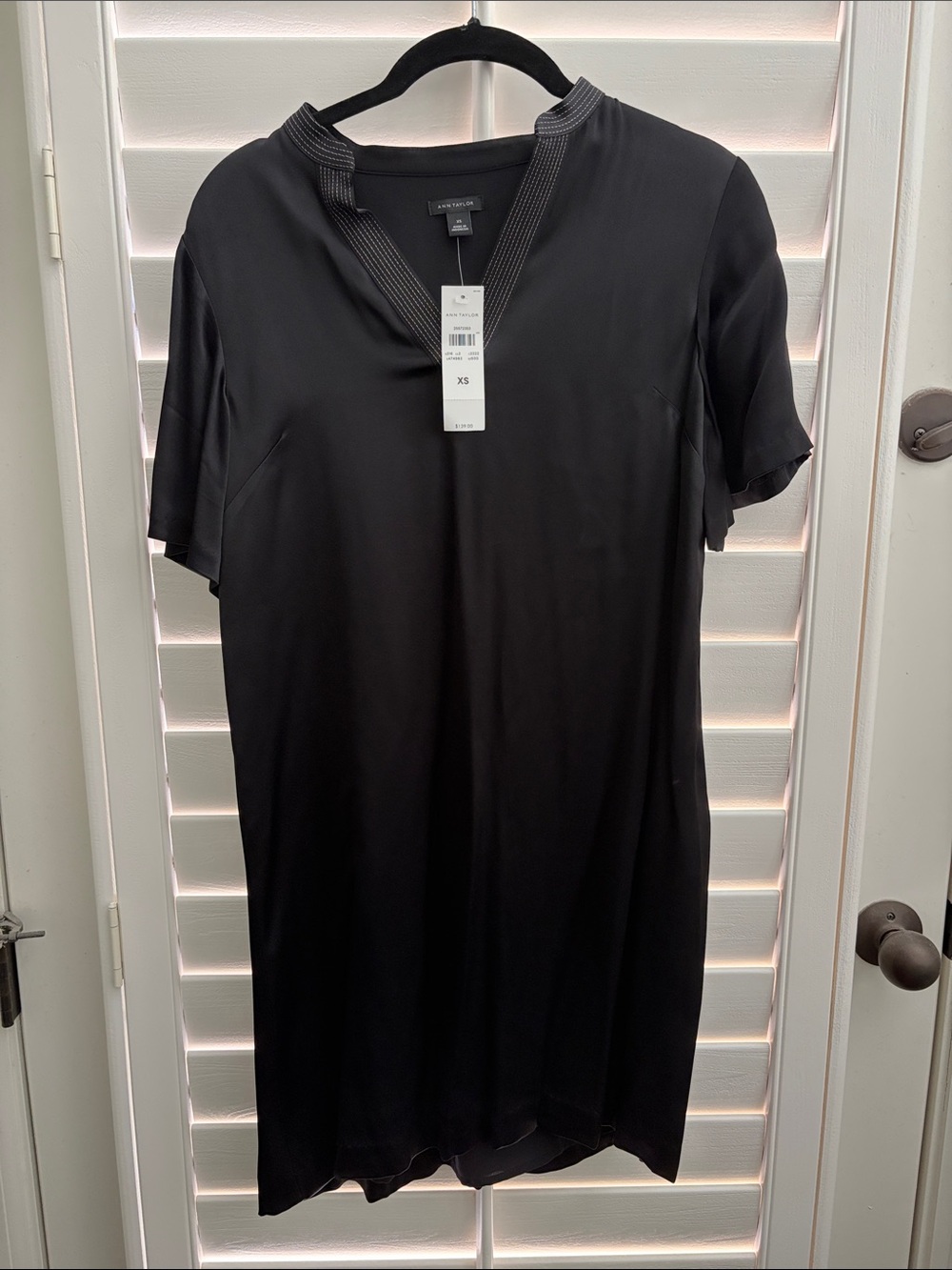 Ann Taylor Size XS Black Short-Sleeve V-Neck Tunic